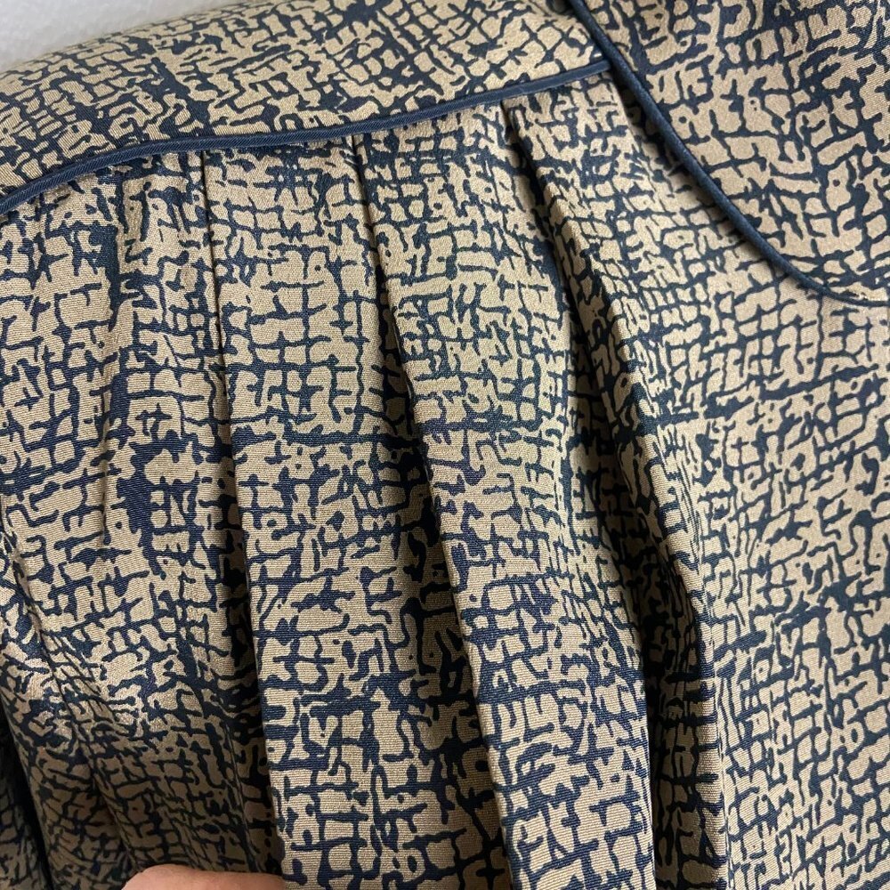 Vintage Blouse  Pleated Shoulder pads Hidden  Button Down Size 14 - Picture 3 of 13